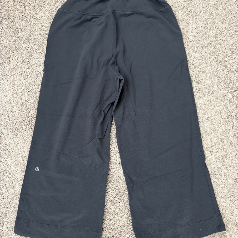 Lululemon Wide Leg Cropped sweatpants size 8 like new condition - Picture 3 of 3